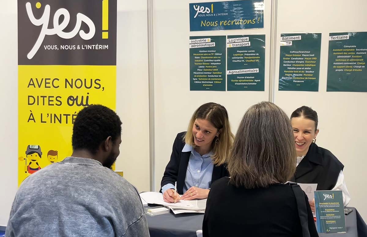 Deux collaboratrices Yes ! souriantes lors d'un forum pour l'emploi